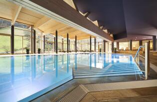 Riesige Mineraltherme und edler PanoramaSpa im Schwarzwaldidyll