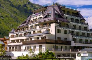 Welnessoase met uitzicht op de Oostenrijkse Alpen