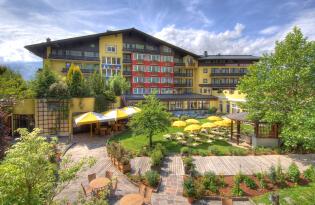 Goldene Wellnessauszeit in Zell am See mit Bergblick