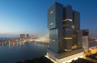 Modernes Hotel in ikonischem Gebäude mit Blick auf die Skyline